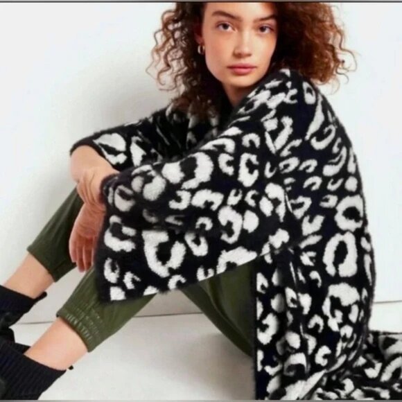 Anthropologie NWT Akemi + Kin Kimono Fuzzy Long One Size Flare Sleeve - Picture 9 of 11